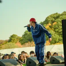 D.E.Sを聴いたり、ミュージックビデオを鑑賞したり、経歴やツアー日程などを確認したりしましょう！