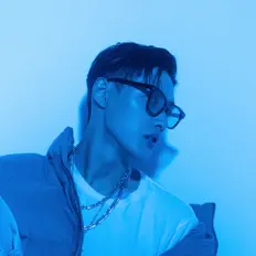 Ouve OZKR, vê vídeos de música, lê a biografia, vê as datas da digressão e muito mais!