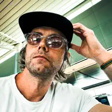 Stephan and the Pachydermを聴いたり、ミュージックビデオを鑑賞したり、経歴やツアー日程などを確認したりしましょう！