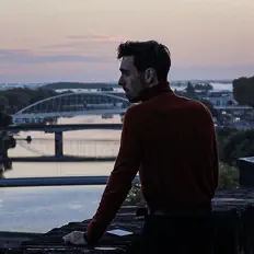 Hör dir Julien Bonifacie an, schau dir Musikvideos an, lies die Biografie, finde Tourdaten und mehr!