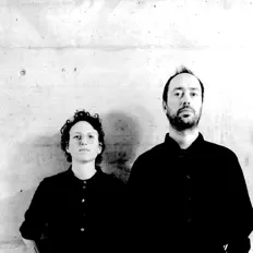 Hör dir Grey Lips an, schau dir Musikvideos an, lies die Biografie, finde Tourdaten und mehr!