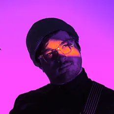 Ouve Sincerely, vê vídeos de música, lê a biografia, vê as datas da digressão e muito mais!