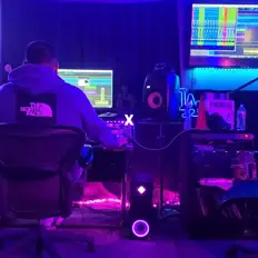 Producer Aiを聴いたり、ミュージックビデオを鑑賞したり、経歴やツアー日程などを確認したりしましょう！
