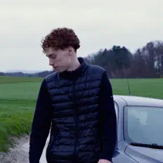 聆聽 Persen、觀看音樂影片、閱讀小傳、查看巡演日期等！