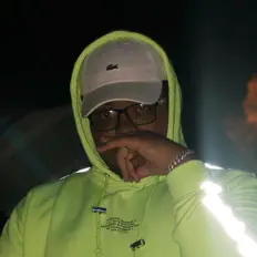 聆聽 Shvwn、觀看音樂影片、閱讀小傳、查看巡演日期等！