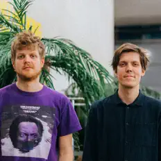 聆聽 Aiming for Enrike、觀看音樂影片、閱讀小傳、查看巡演日期等！