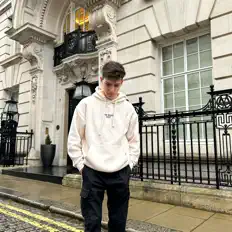 聆聽 Little Marcus、觀看音樂影片、閱讀小傳、查看巡演日期等！