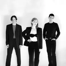 聆聽 Shybits、觀看音樂影片、閱讀小傳、查看巡演日期等！