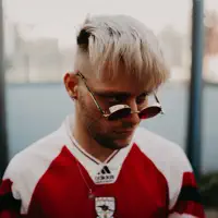 聆聽 undefined、觀看音樂影片、閱讀小傳、查看巡演日期等！