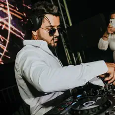 Dengarkan Ammaroff, tonton video musik, baca bio, lihat tanggal tur & lainnya!