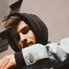 收听 2lyn、观看音乐视频、阅读小传、查看巡演日期等 ！