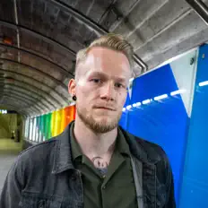 Poslechněte si interpreta Difee, sledujte hudební videa, přečtěte si životopis, podívejte se na data turné a další informace.