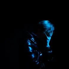 聆聽 TRCD、觀看音樂影片、閱讀小傳、查看巡演日期等！