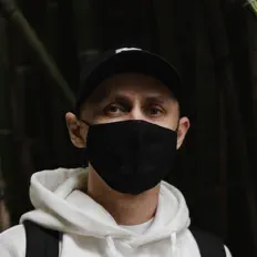 Poslechněte si interpreta Lowton, sledujte hudební videa, přečtěte si životopis, podívejte se na data turné a další informace.