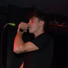 IKYを聴いたり、ミュージックビデオを鑑賞したり、経歴やツアー日程などを確認したりしましょう！