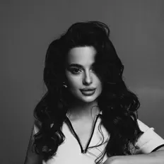 YNNI सुनें, म्यूज़िक वीडियो देखें, बायो पढ़ें, दौरे की तारीखें और बहुत कुछ देखें!