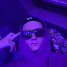 Posłuchaj wykonawcy showmeskill, obejrzyj teledyski, przeczytaj biografię, zobacz daty tras koncertowych i nie tylko!