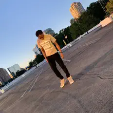 Hör dir D'reco' an, schau dir Musikvideos an, lies die Biografie, finde Tourdaten und mehr!