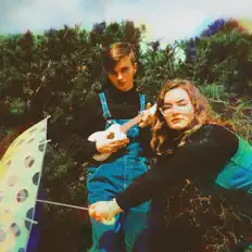 Honeymoonを聴いたり、ミュージックビデオを鑑賞したり、経歴やツアー日程などを確認したりしましょう！