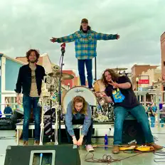 聆聽 MEATUS、觀看音樂影片、閱讀小傳、查看巡演日期等！