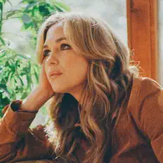 Ouça Bobbie, assista a videoclipes, leia a biografia, veja as datas das turnês e mais!