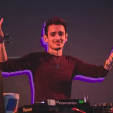 Escucha a Gino Moose Sanchez, mira videos musicales, lee su biografía, consulta las fechas de las gira y más.