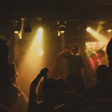 收听 Bags Banni、观看音乐视频、阅读小传、查看巡演日期等 ！