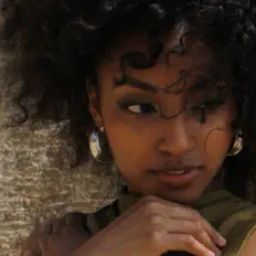 Numiを聴いたり、ミュージックビデオを鑑賞したり、経歴やツアー日程などを確認したりしましょう！