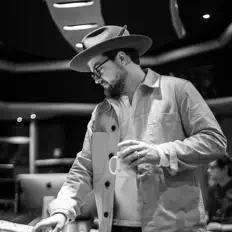 Escucha a Alex Belcher, mira vídeos musicales, lee la biografía, consulta fechas de giras y mucho más.