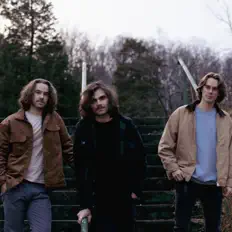 Écoutez Tucked In, regardez des vidéoclips, lisez la biographie, consultez les dates de tournée et plus encore !