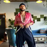 Ascolta undefined, guarda video musicali, leggi la biografia, vedi le date del tour & altro!