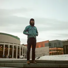 Poslechněte si interpreta Sahil Chugh, sledujte hudební videa, přečtěte si životopis, podívejte se na data turné a další informace.