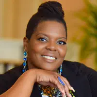 聆聽 undefined、觀看音樂影片、閱讀小傳、查看巡演日期等!