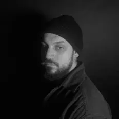 聆聽 Happenstance、觀看音樂影片、閱讀小傳、查看巡演日期等！