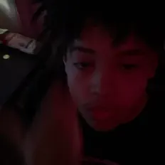 聆聽 Kari!、觀看音樂影片、閱讀小傳、查看巡演日期等！