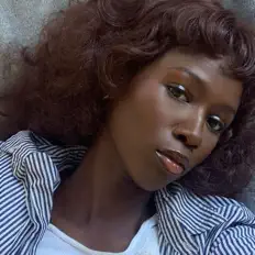 Mali Mollie dinle, müzik videolarını izle, biyografisini oku, tur tarihlerini ve daha fazlasını gör!