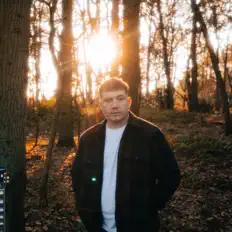 Hör dir Dan Connolly an, schau dir Musikvideos an, lies die Biografie, finde Tourdaten und mehr!