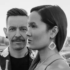 duo970を聴いたり、ミュージックビデオを鑑賞したり、経歴やツアー日程などを確認したりしましょう！