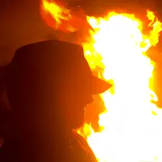 聆聽 Ketsu、觀看音樂影片、閱讀小傳、查看巡演日期等！