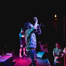 收听 Tr!płe、观看音乐视频、阅读小传、查看巡演日期等 ！