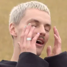 Poslechněte si interpreta pszona, sledujte hudební videa, přečtěte si životopis, podívejte se na data turné a další informace.