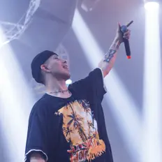 收听 Ravedealer、观看音乐视频、阅读小传、查看巡演日期等 ！