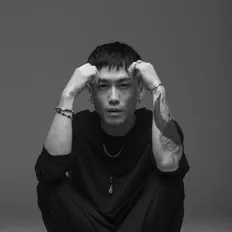 Poslechněte si interpreta Onizmik, sledujte hudební videa, přečtěte si životopis, podívejte se na data turné a další informace.