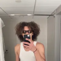 Luister naar undefined, bekijk muziekvideo's, lees de bio, bekijk de tourdata, en meer!