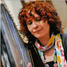 Hör dir Máire Ní Chathasaigh an, schau dir Musikvideos an, lies die Biografie, finde Tourdaten und mehr!