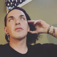 Poslechněte si interpreta Kellz, sledujte hudební videa, přečtěte si životopis, podívejte se na data turné a další informace.