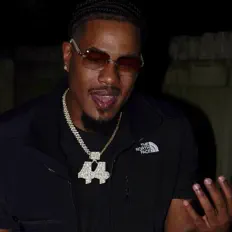 Boss Hoggを聴いたり、ミュージックビデオを鑑賞したり、経歴やツアー日程などを確認したりしましょう！