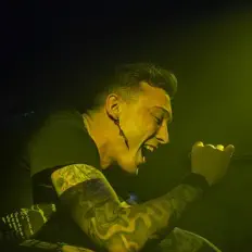 Swiiifを聴いたり、ミュージックビデオを鑑賞したり、経歴やツアー日程などを確認したりしましょう！