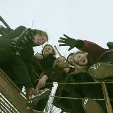 знойを聴いたり、ミュージックビデオを鑑賞したり、経歴やツアー日程などを確認したりしましょう！