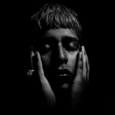 Ouve EMI4T, vê vídeos de música, lê a biografia, vê as datas da digressão e muito mais!